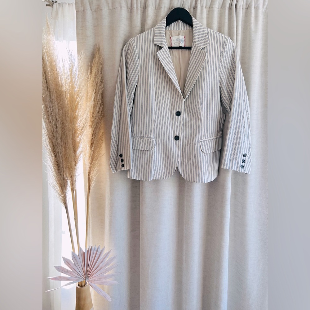 Ron Herman shrunken blazer pin stripe sz 4. Worn once no defects.